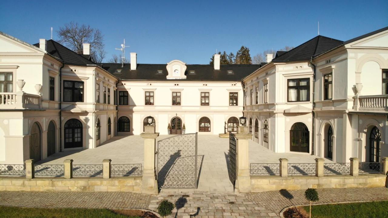 Zamek Wichterle - Hotel A Pivni Lazne Slavicin Extérieur photo